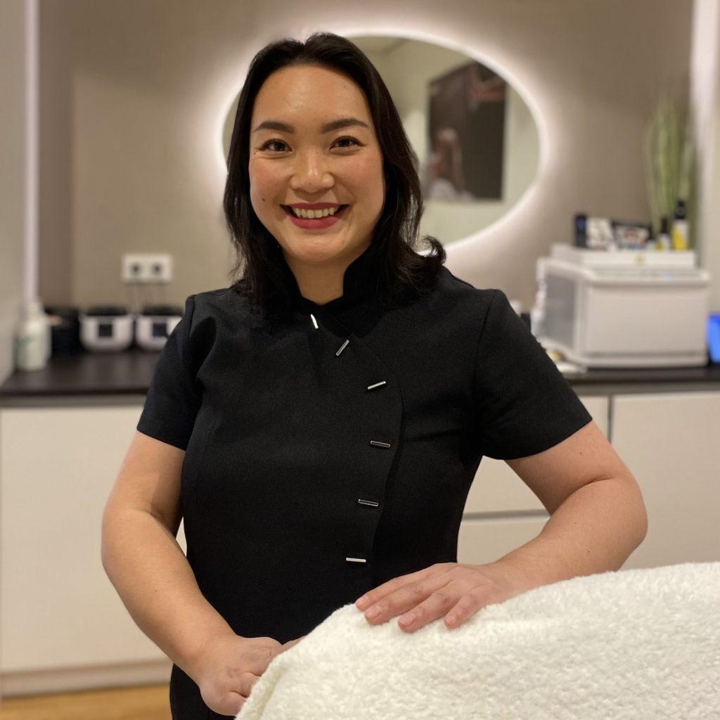 Schoonheidsspecialiste Jenifer bij Pour Vous Parfumerie Kalisvaart